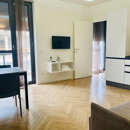 Sky View -Porta Nuova- Appartamento 2 Con Balcone Milano Esterno foto